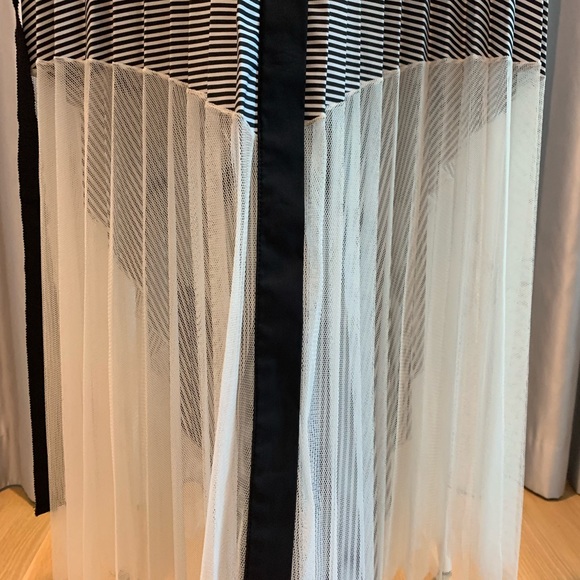 Gorgeous midi dress with pleating details. - Picture 6 of 8